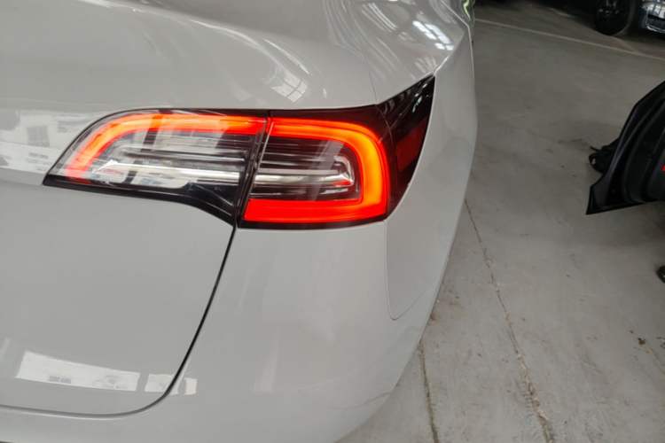 Used Tesla Model Y 2021 Standard Range Rear-Wheel Drive Version Right Rear Taillight