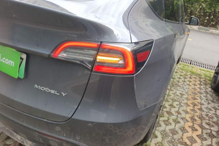 Used Tesla Model Y 2021 Long-Range All-Wheel-Drive Version Right Rear Taillight