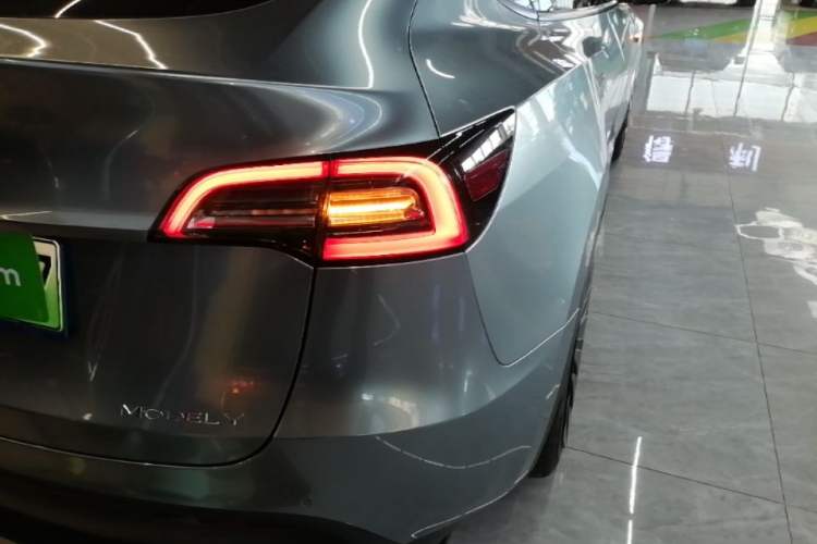 Used Tesla Model Y 2021 Standard Range Rear-Wheel Drive Version Right Rear Taillight