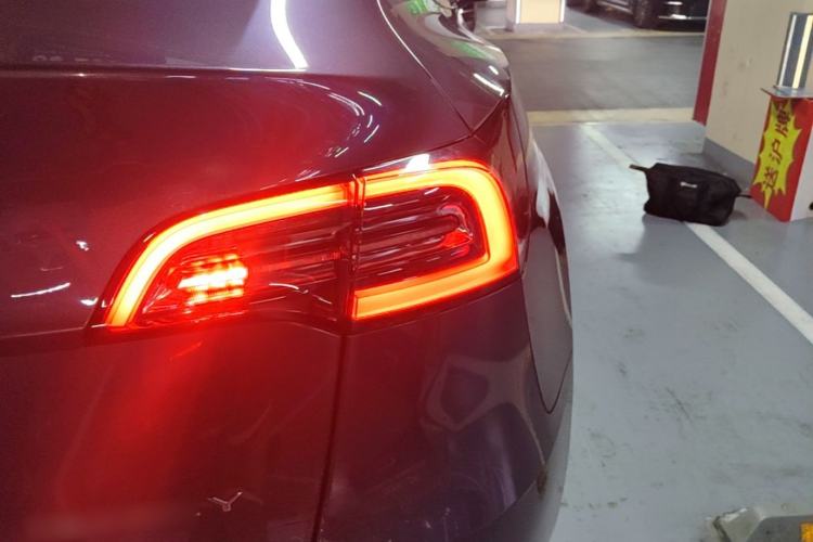 Used Tesla Model Y 2021 Standard Range Rear-Wheel Drive Version Right Rear Taillight