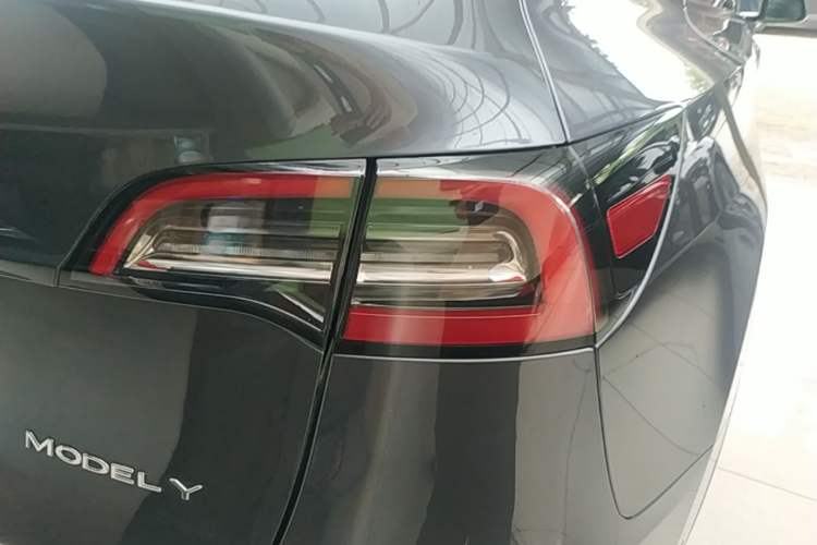 Used Tesla Model Y 2021 Long-Range All-Wheel-Drive Version Right Rear Taillight