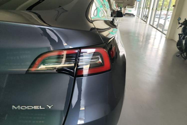 Used Tesla Model Y 2021 Standard Range Rear-Wheel Drive Version Right Rear Taillight
