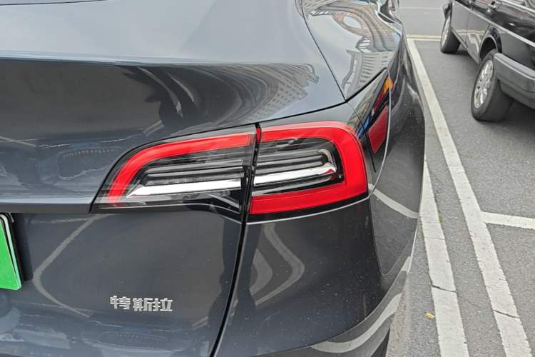 Used Tesla Model Y 2021 Standard Range Rear-Wheel Drive Version Right Rear Taillight