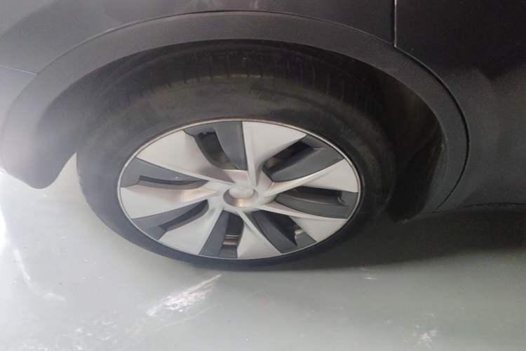 Used Tesla Model Y 2021 Standard Range Rear-Wheel Drive Version Right Rear Wheel Hub