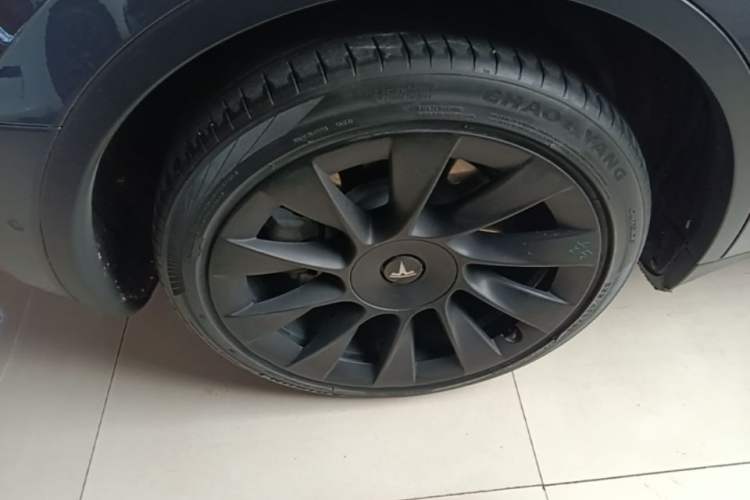 Used Tesla Model Y 2021 Long-Range All-Wheel-Drive Version Right Rear Wheel Hub