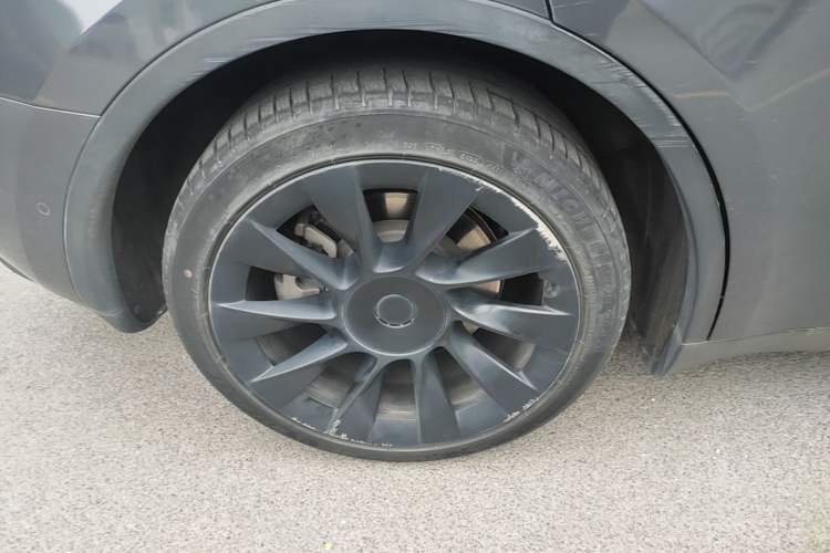 Used Tesla Model Y 2021 Long-Range All-Wheel-Drive Version Right Rear Wheel Hub