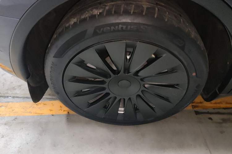 Used Tesla Model Y 2021 Long-Range All-Wheel-Drive Version Right Rear Wheel Hub