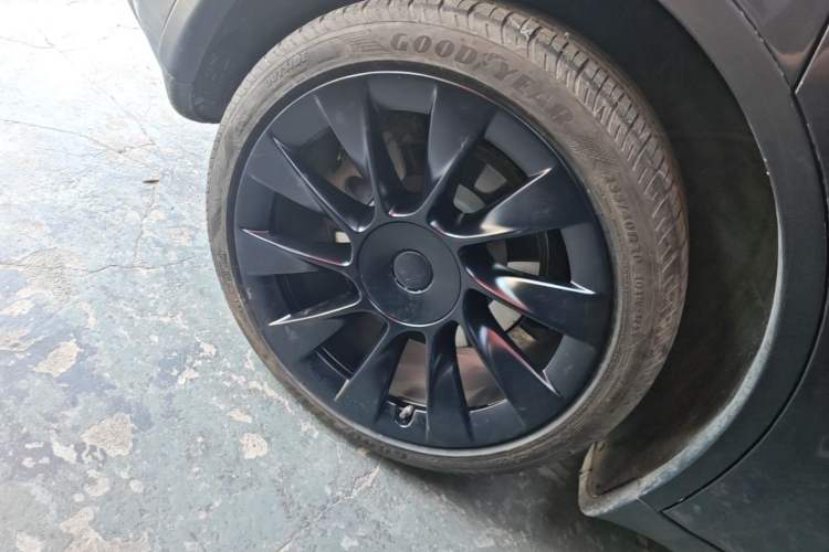 Used Tesla Model Y 2021 Long-Range All-Wheel-Drive Version 3D7 Right Rear Wheel Hub