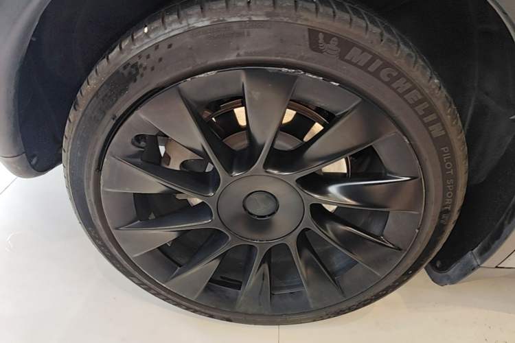 Used Tesla Model Y 2021 Long-Range All-Wheel-Drive Version 3D7 Right Rear Wheel Hub