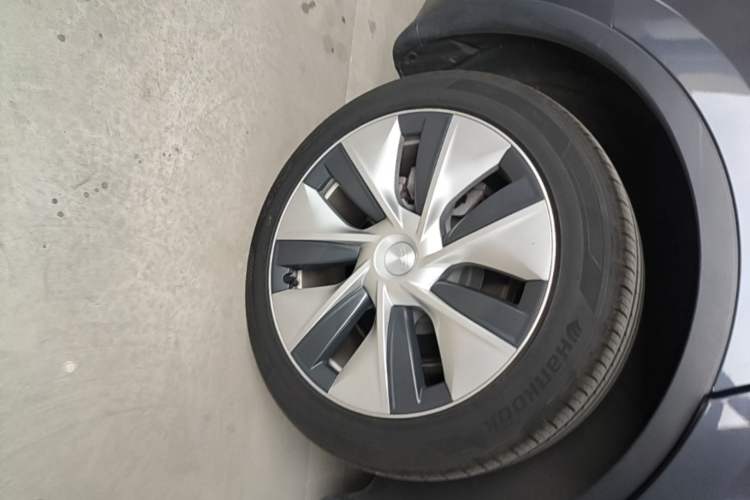 Used Tesla Model Y 2021 Long-Range All-Wheel-Drive Version Right Rear Wheel Hub