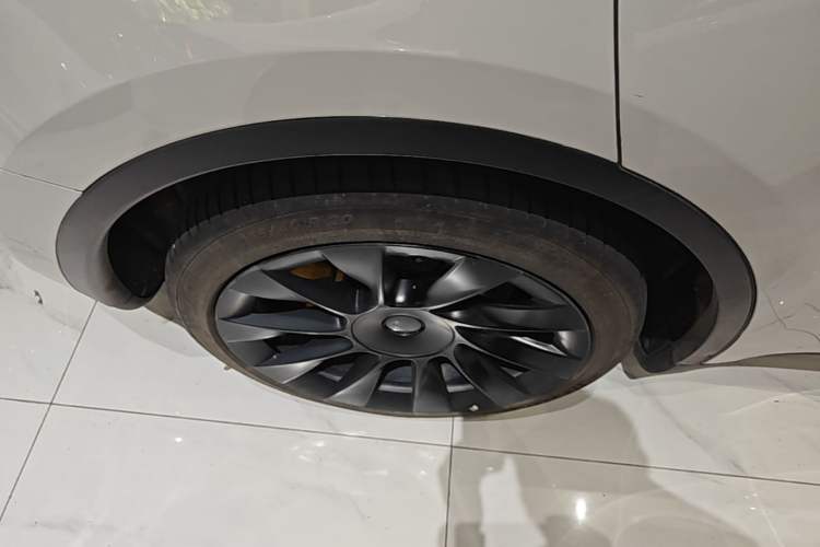 Used Tesla Model Y 2021 Standard Range Rear-Wheel Drive Version Right Rear Wheel Hub