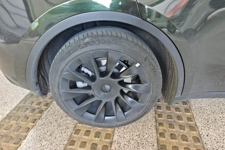 Used Tesla Model Y 2021 Standard Range Rear-Wheel Drive Version Right Rear Wheel Hub