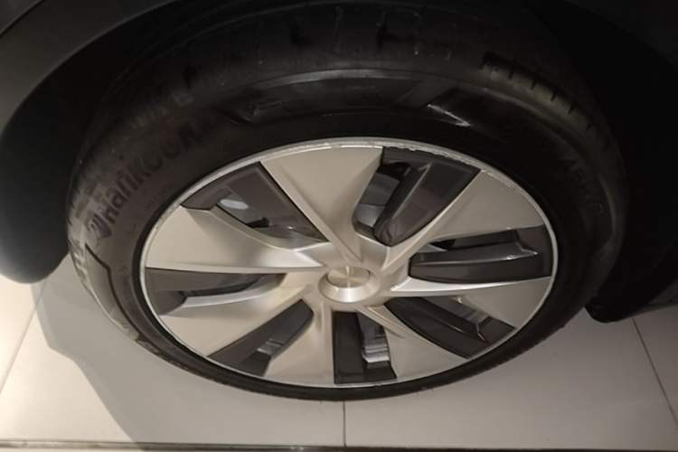 Used Tesla Model Y 2021 Standard Range Rear-Wheel Drive Version Right Rear Wheel Hub