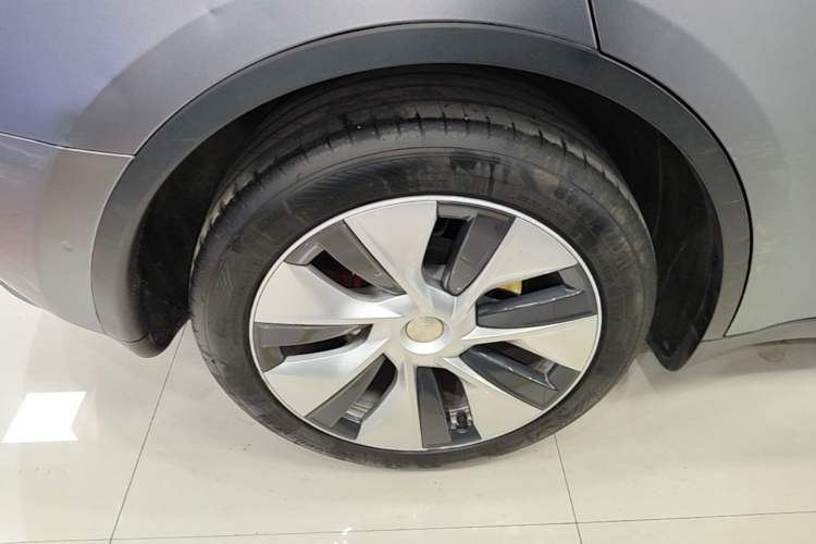 Used Tesla Model Y 2021 Long-Range All-Wheel-Drive Version 3D7 Right Rear Wheel Hub