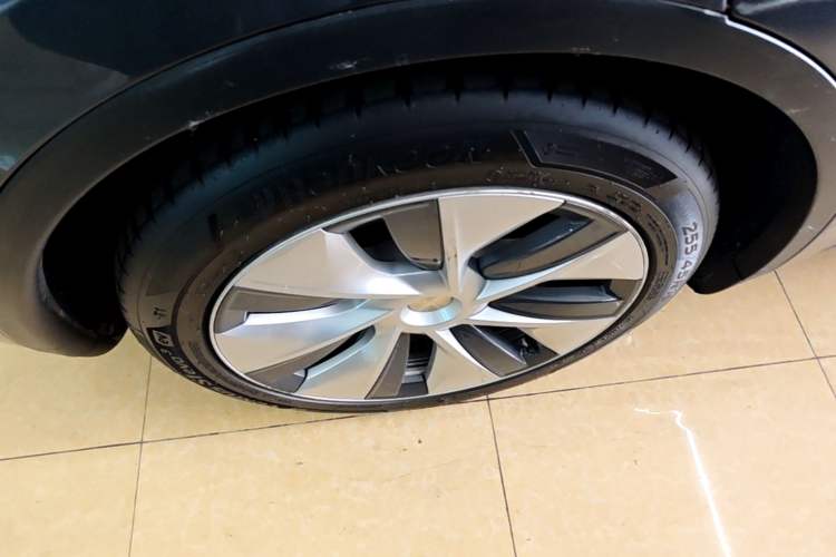 Used Tesla Model Y 2021 Long-Range All-Wheel-Drive Version Right Rear Wheel Hub