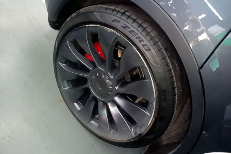 Used Tesla Model Y 2021 Performance High-Performance All-Wheel-Drive Version Right Rear Wheel Hub