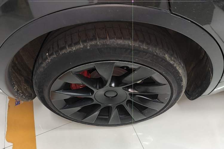 Used Tesla Model Y 2021 Long-Range All-Wheel-Drive Version 3D7 Right Rear Wheel Hub