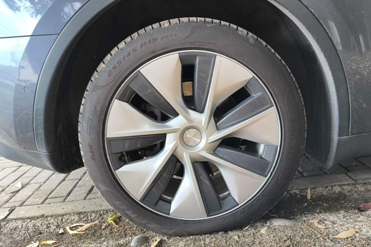 Used Tesla Model Y 2021 Long-Range All-Wheel-Drive Version Right Rear Wheel Hub