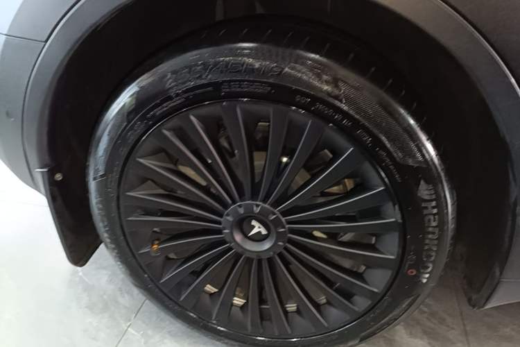 Used Tesla Model Y 2021 Long-Range All-Wheel-Drive Version 3D7 Right Rear Wheel Hub