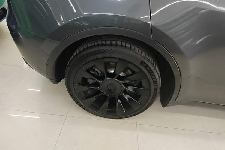 Used Tesla Model Y 2021 Long-Range All-Wheel-Drive Version Right Rear Wheel Hub
