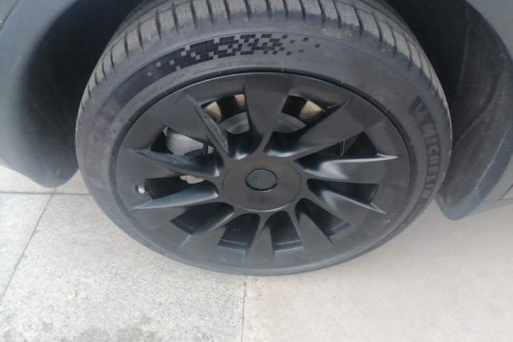 Used Tesla Model Y 2021 Long-Range All-Wheel-Drive Version Right Rear Wheel Hub