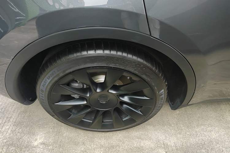 Used Tesla Model Y 2021 Long-Range All-Wheel-Drive Version Right Rear Wheel Hub