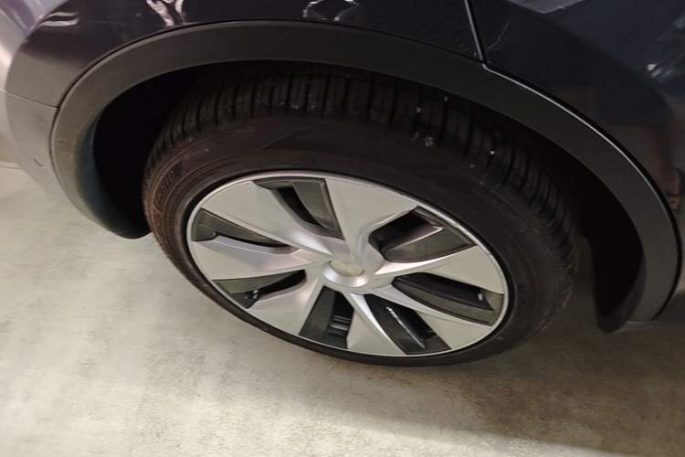 Used Tesla Model Y 2021 Long-Range All-Wheel-Drive Version 3D7 Right Rear Wheel Hub