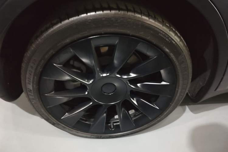 Used Tesla Model Y 2021 Long-Range All-Wheel-Drive Version Right Rear Wheel Hub