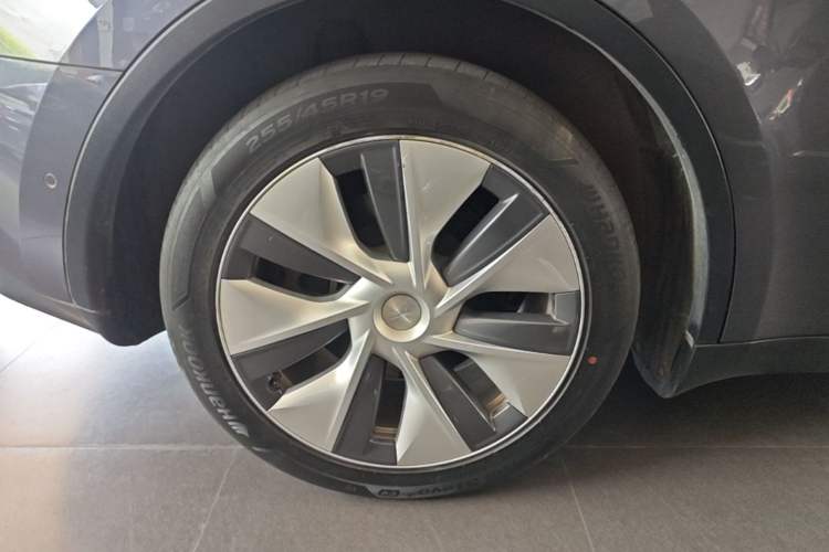 Used Tesla Model Y 2021 Long-Range All-Wheel-Drive Version Right Rear Wheel Hub