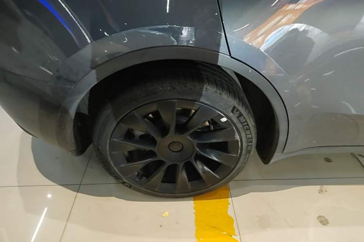 Used Tesla Model Y 2021 Long-Range All-Wheel-Drive Version Right Rear Wheel Hub