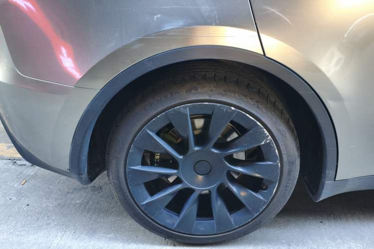 Used Tesla Model Y 2021 Standard Range Rear-Wheel Drive Version Right Rear Wheel Hub
