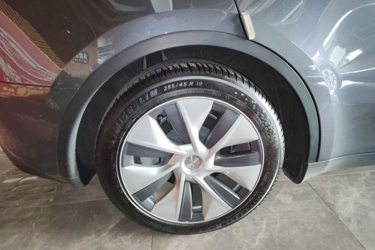 Used Tesla Model Y 2021 Standard Range Rear-Wheel Drive Version Right Rear Wheel Hub