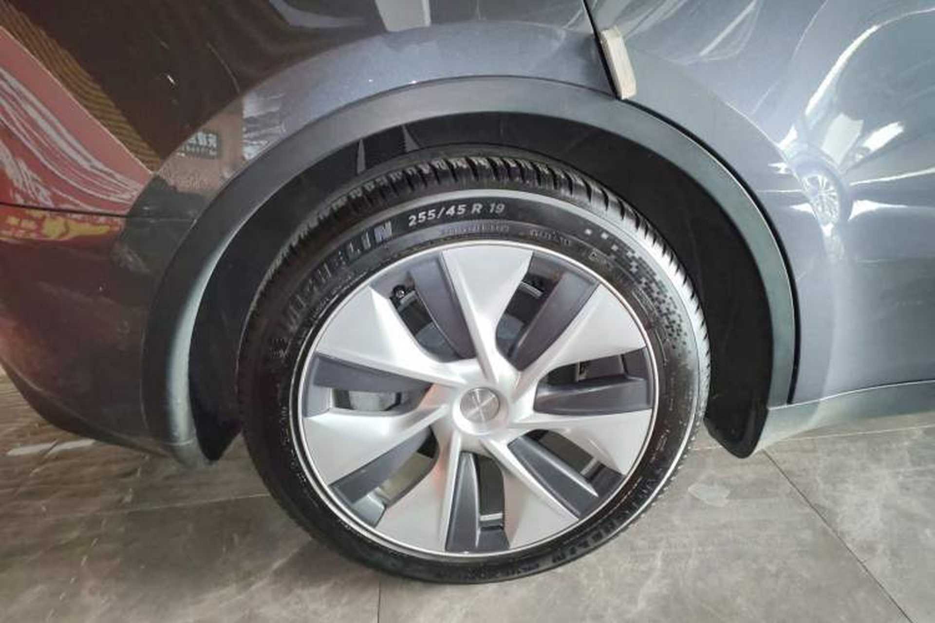 Used Tesla Model Y 2021 Standard Range Rear-Wheel Drive Version Right Rear Wheel Hub