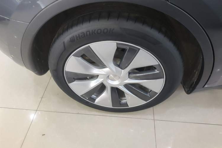 Used Tesla Model Y 2021 Standard Range Rear-Wheel Drive Version Right Rear Wheel Hub