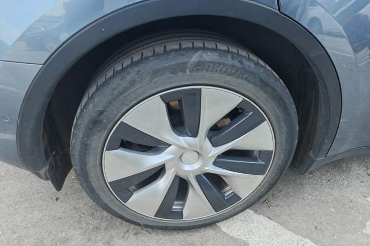 Used Tesla Model Y 2021 Long-Range All-Wheel-Drive Version Right Rear Wheel Hub