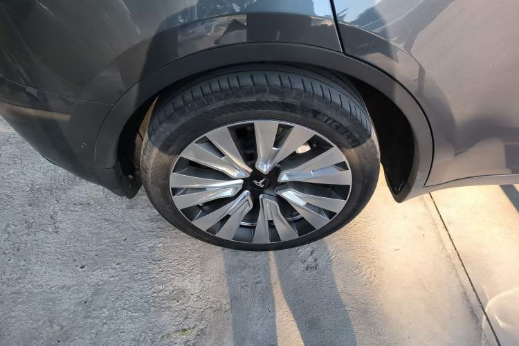 Used Tesla Model Y 2021 Long-Range All-Wheel-Drive Version Right Rear Wheel Hub