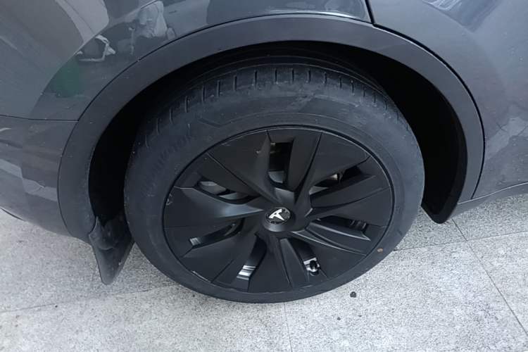 Used Tesla Model Y 2021 Long-Range All-Wheel-Drive Version 3D7 Right Rear Wheel Hub