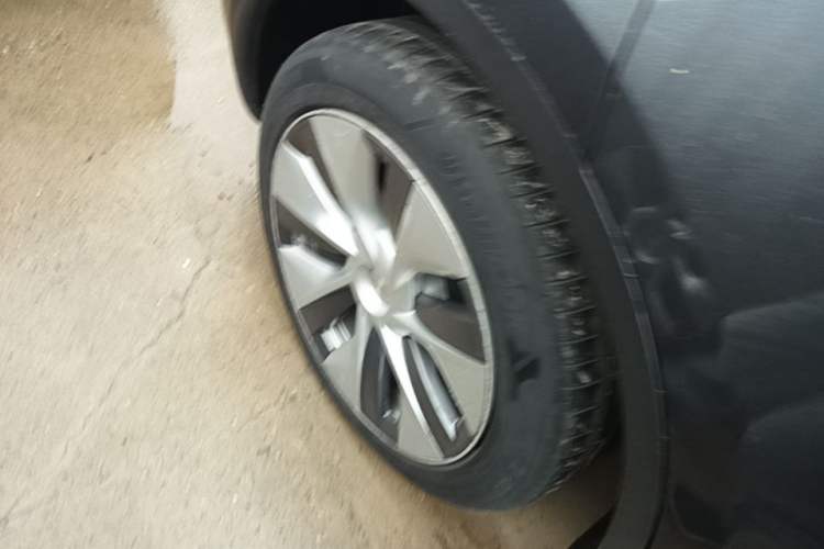 Used Tesla Model Y 2021 Long-Range All-Wheel-Drive Version 3D7 Right Rear Wheel Hub