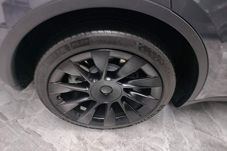 Used Tesla Model Y 2021 Long-Range All-Wheel-Drive Version Right Rear Wheel Hub