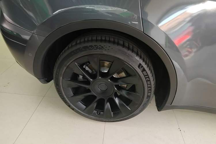 Used Tesla Model Y 2021 Long-Range All-Wheel-Drive Version Right Rear Wheel Hub