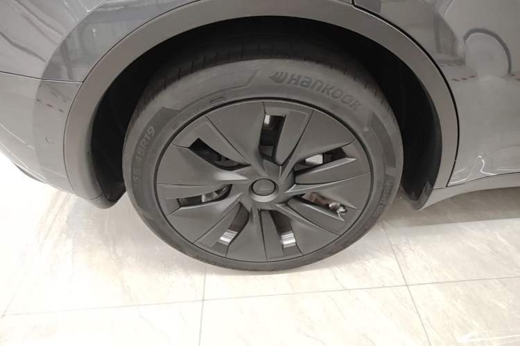 Used Tesla Model Y 2021 Standard Range Rear-Wheel Drive Version Right Rear Wheel Hub