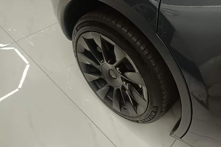 Used Tesla Model Y 2021 Long-Range All-Wheel-Drive Version Right Rear Wheel Hub
