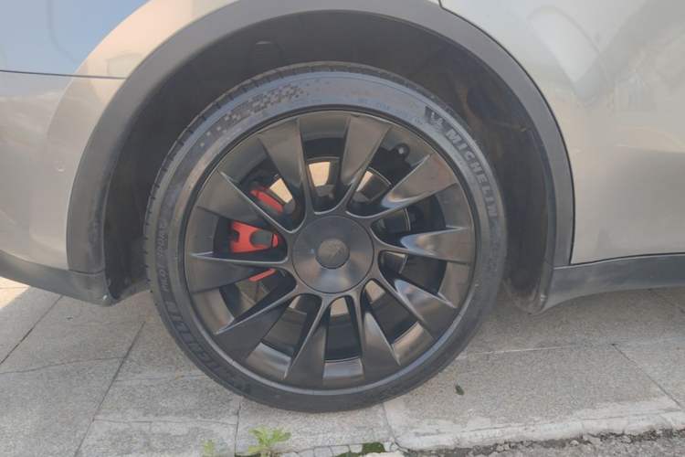 Used Tesla Model Y 2021 Standard Range Rear-Wheel Drive Version Right Rear Wheel Hub