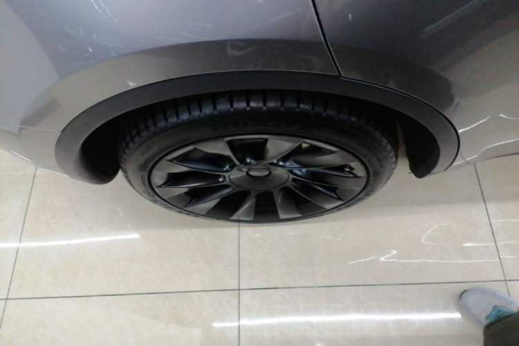 Used Tesla Model Y 2021 Long-Range All-Wheel-Drive Version 3D7 Right Rear Wheel Hub