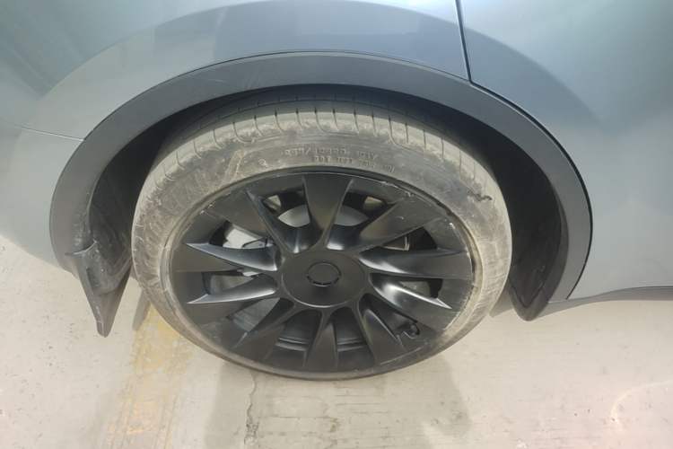 Used Tesla Model Y 2021 Standard Range Rear-Wheel Drive Version Right Rear Wheel Hub
