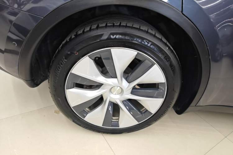 Used Tesla Model Y 2021 Long-Range All-Wheel-Drive Version 3D7 Right Rear Wheel Hub