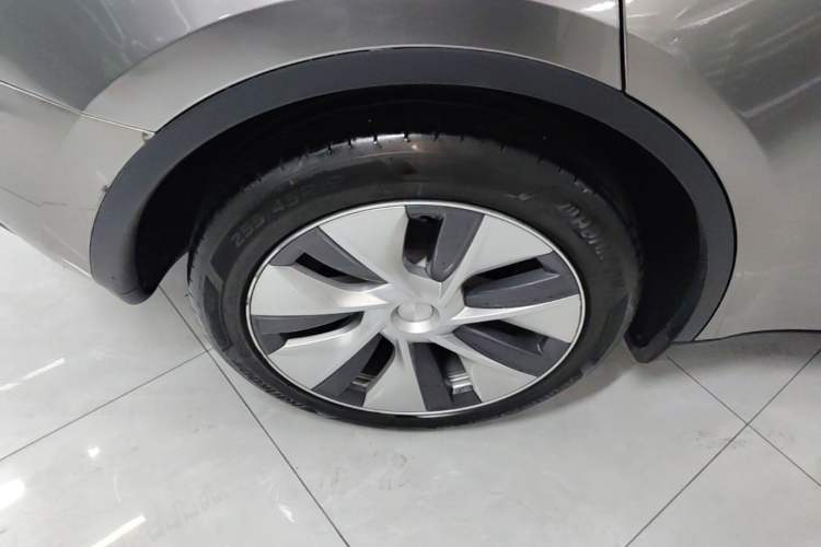 Used Tesla Model Y 2021 Revised Version 2 Long-Range All-Wheel-Drive Edition Right Rear Wheel Hub