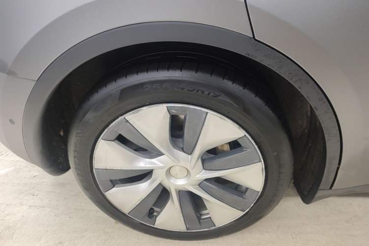 Used Tesla Model Y 2021 Standard Range Rear-Wheel Drive Version Right Rear Wheel Hub