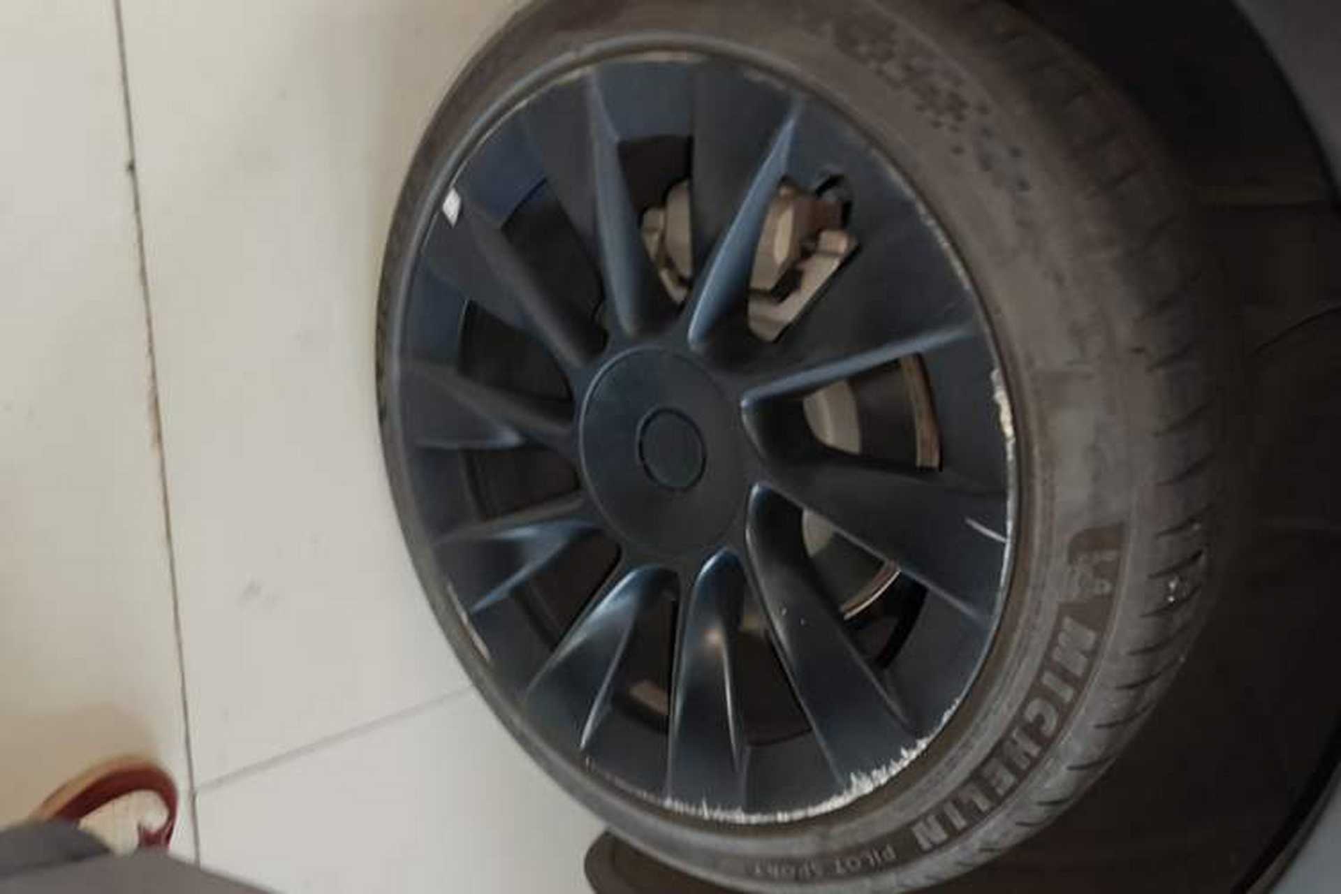Used Tesla Model Y 2021 Long-Range All-Wheel-Drive Version 3D7 Right Rear Wheel Hub
