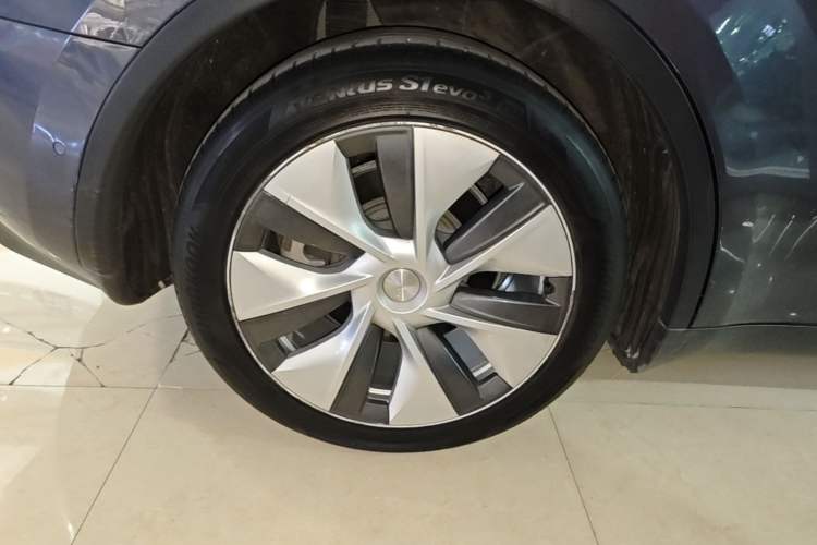 Used Tesla Model Y 2021 Standard Range Rear-Wheel Drive Version Right Rear Wheel Hub